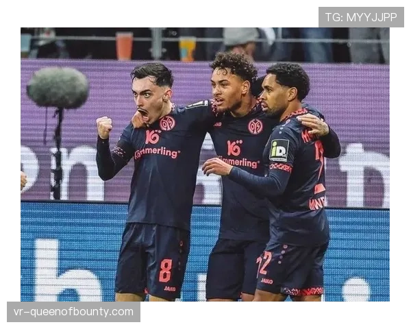 即时战报：波鸿对阵美因茨，VAR介入判定点球，主裁亲自回看后取消